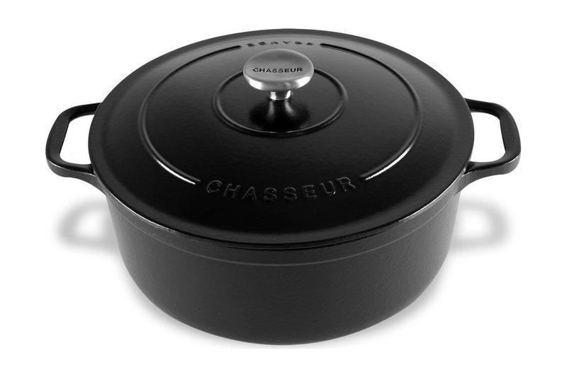 Chasseur round French oven in matte black enamelled cast iron with lid